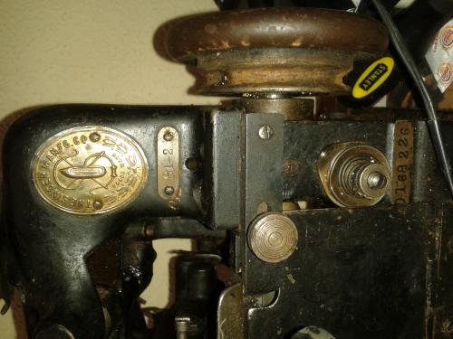 Remato maquina de coser marca Singer 812 par - Imagen 2