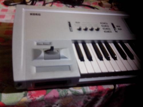 Vendo teclado korg triton de 5 octavas pantal - Imagen 3