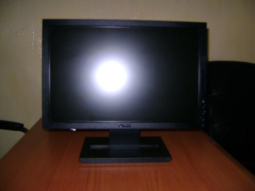 Monitor LCD de 17 windescreen marca DELL con  - Imagen 1