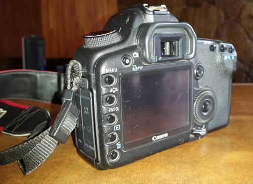 Vendo Cmara Canon EOS 5D Mark II  Incluye:  - Imagen 2