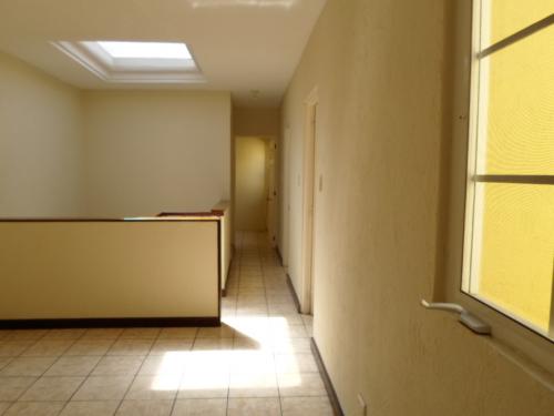 Se Vende casa de 2 niveles en condominio Sant - Imagen 3