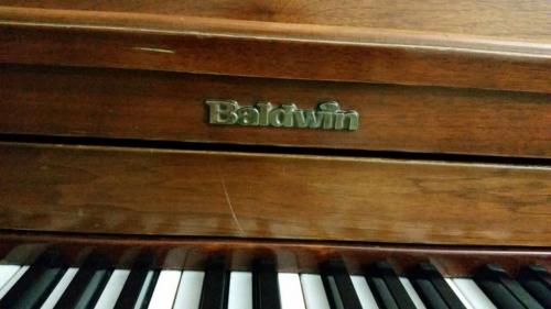 Vendo piano de madera marca BALDWIN esta en  - Imagen 2