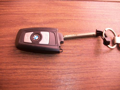  250000 negociable  llave para carro BMW  - Imagen 1