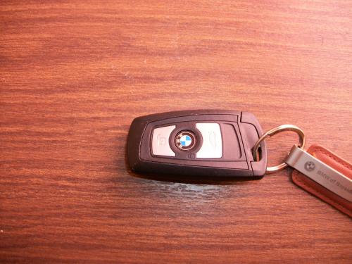  250000 negociable  llave para carro BMW  - Imagen 2