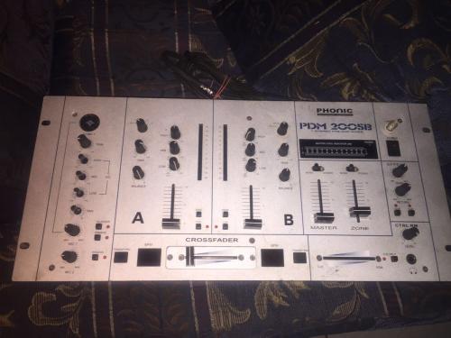 Vendo consola mixer marca phonic PDM 2005B us - Imagen 1
