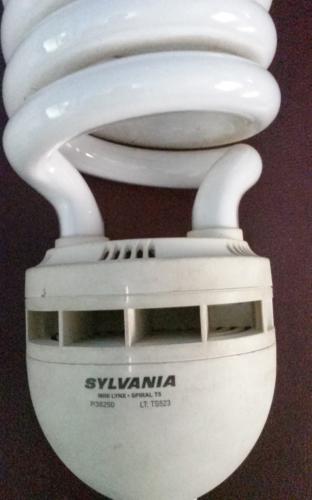 vendo bombilla ahorradora marca Sylvania de 6 - Imagen 2