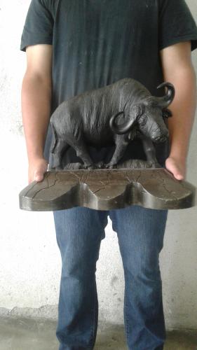 disponbles escultura de bufalo africano del c - Imagen 1