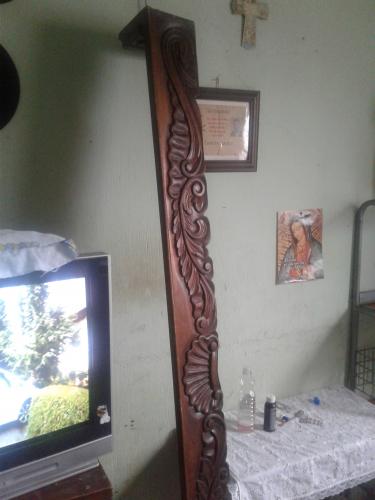 Barra para cortina tallada en madera de cedr - Imagen 1