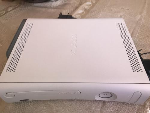 Vendo consola Xbox 360 Chipiada con dos contr - Imagen 2