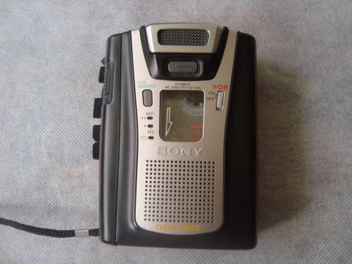 Grabadora a baterias 2AA de cassette Sony 9X1 - Imagen 1