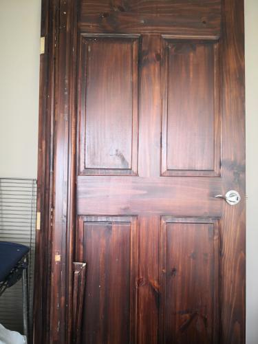 Puerta de madera palo blanco con chapa y llav - Imagen 1