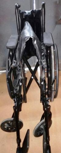 Remató silla de ruedas color negro para pers - Imagen 3