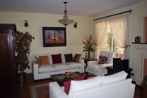  Vendo hermosa casa en Colonia Lourdes Zona 1 - Imagen 2