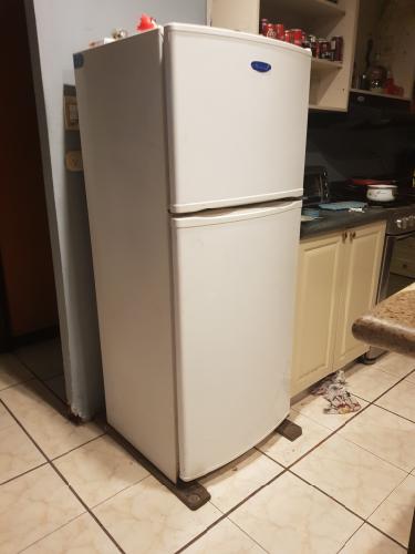 Refrigeradora blanca Across en buen estado de - Imagen 1