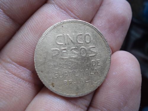 Bonita moneda de 5 pesos de Guatemala del añ - Imagen 2