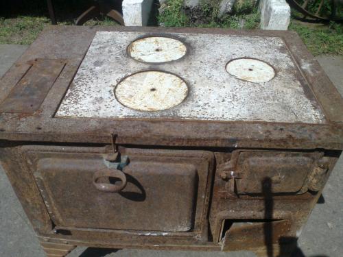 Vendo estufa de leña semi restaurada  con pi - Imagen 2