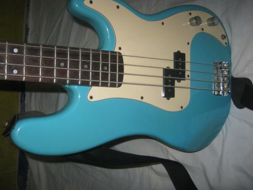 Vendo Bajo Fender Precision Bass made in KORE - Imagen 1