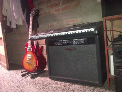Vendo ampli para guitarra Behringer VT250FX - Imagen 1