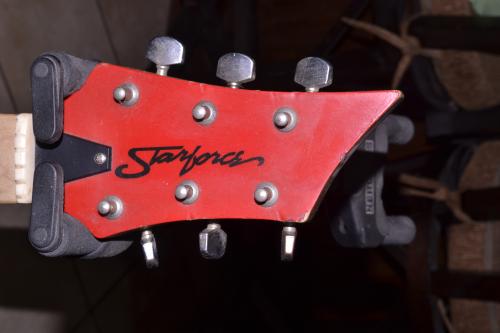 vendo guitarra electrica starforce color rojo - Imagen 1