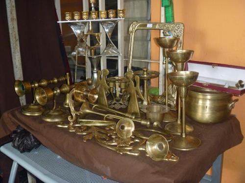 Candelabros de bronce trompetas ollas cuch - Imagen 1