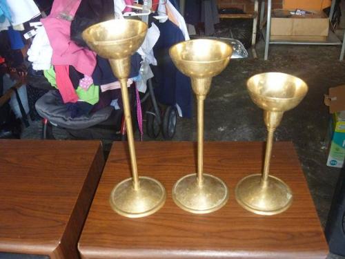 Candelabros de bronce trompetas ollas cuch - Imagen 2
