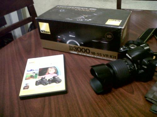 Vendo mi camara Nikon D3000 con lente 55200 - Imagen 1