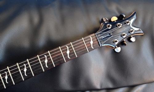 Vendo guitarra eléctrica Dean Deceiver usada - Imagen 3