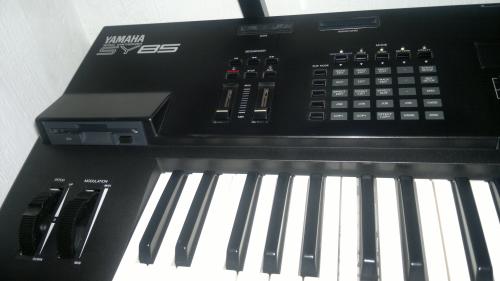 vendo sintetizador Yamaha SY85 nítido Roland - Imagen 1