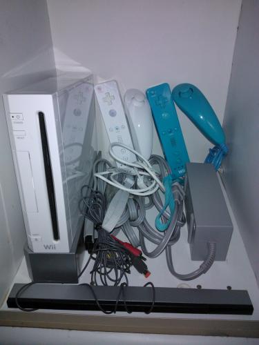  Wii blanco con todos sus cables dos control - Imagen 2
