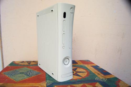 Vendo Xbox 360 Arcade color blanco placa Ja - Imagen 1