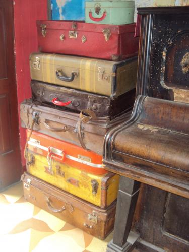 vendo maletas antiguas son 8 mas inf 55471194 - Imagen 1