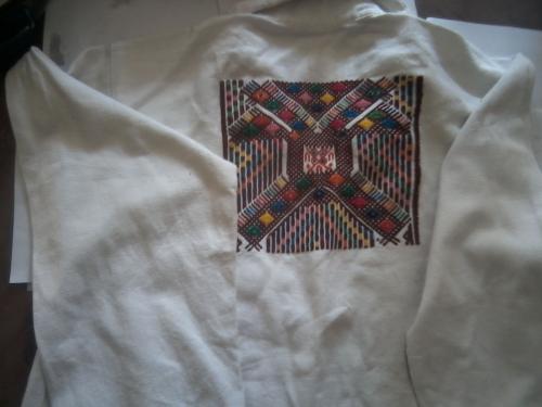 vendo camisa bordada a mano en chichicastenan - Imagen 2